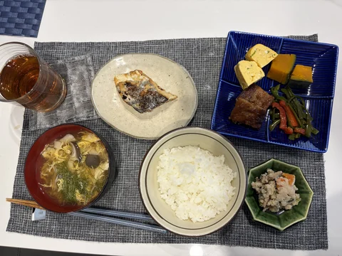 実際にLINEで送った加工前の朝食写真。焼魚、ごはん、スープなどを上から撮影した原本